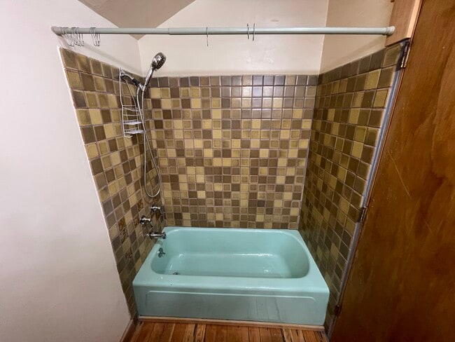 bath tub - 5535 NE Prescott St