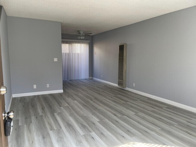 Foto del edificio - 6029 Primrose Ave