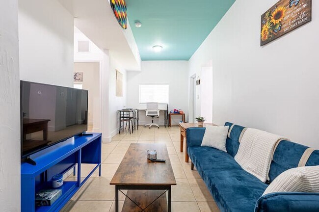 Foto del edificio - 8028 NW 5th Ct