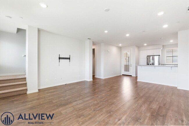Foto del edificio - Modern Tri-Level Townhome with Office, 2-Car Garage & Prime Anaheim Location!