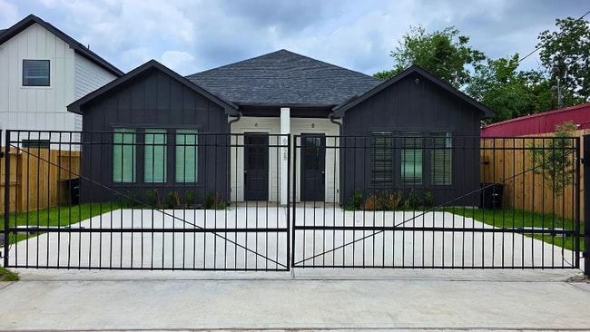 Building Photo - 6528 Weston St