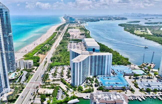 Foto del edificio - 100 Bayview Dr