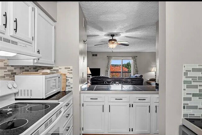 Kitchen - 122 Woodhaven Dr