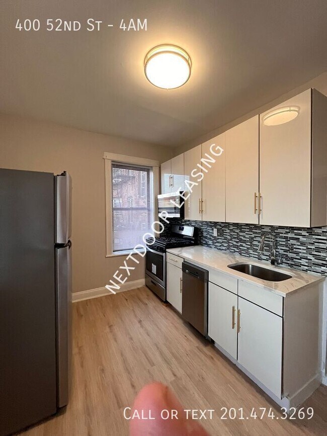 Building Photo - 400 52nd St