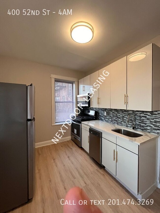 Building Photo - 400 52nd St Building Photo - 400 52nd St