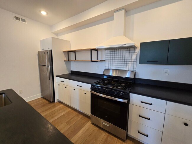 Building Photo - Modern Large 1 BED 1.5 BATH in Port Richmond!