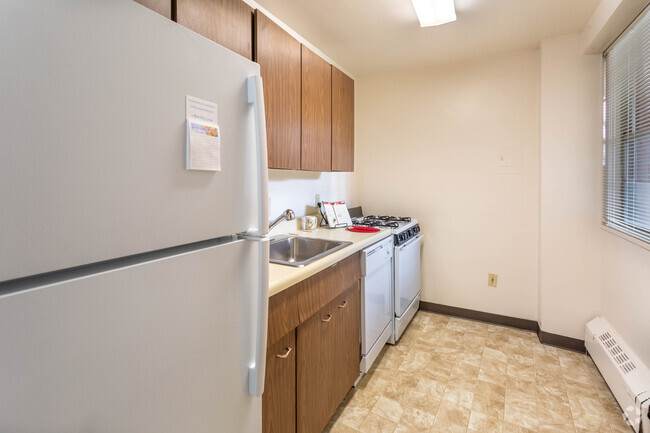 Studio, 1 BA - 600 SF - Fountain Place Apartments