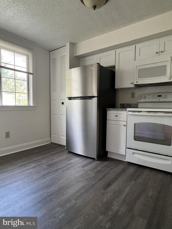 Building Photo - 3329 Wyndale Ct