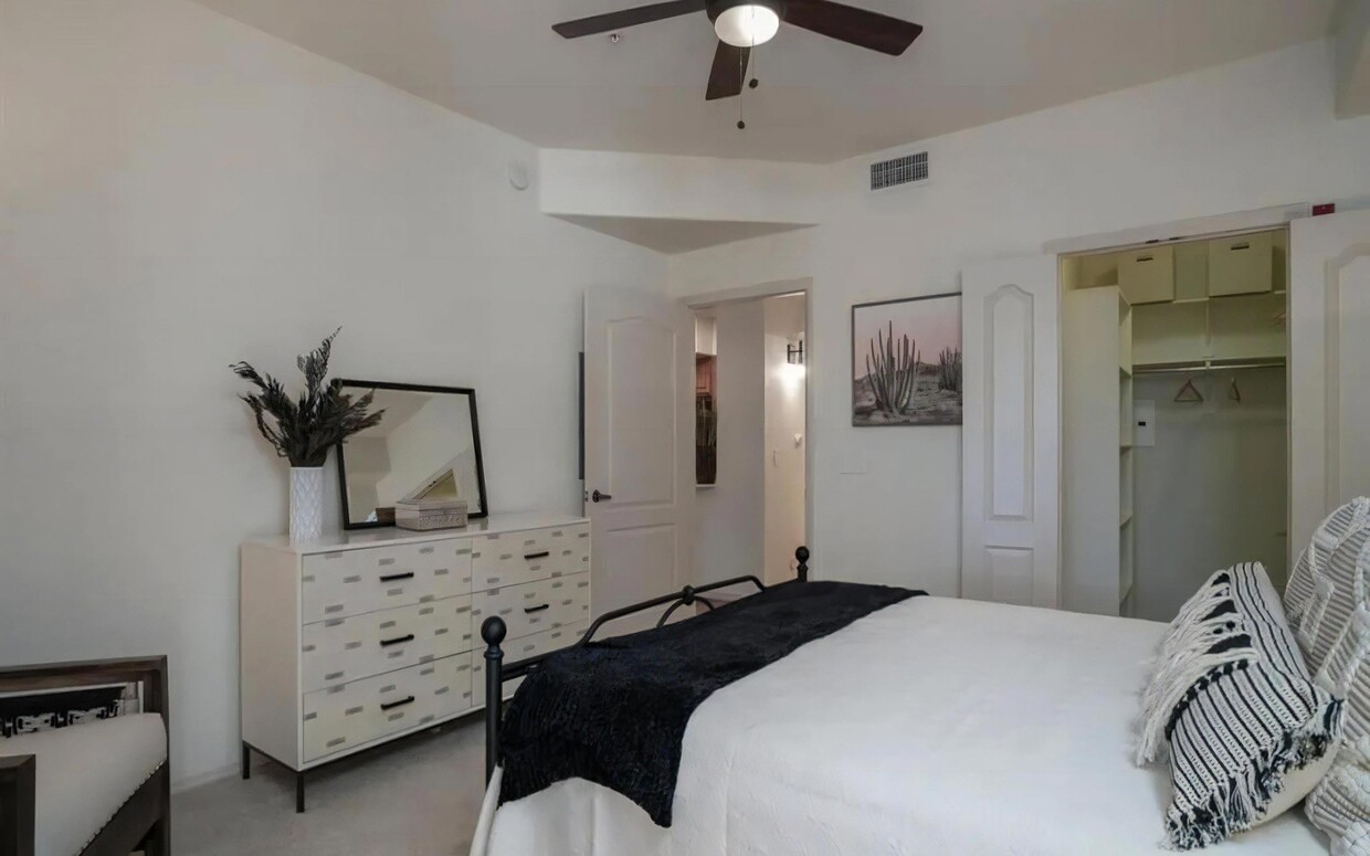 Large Bedroom with Walk In Closet - Desert Parks Vista