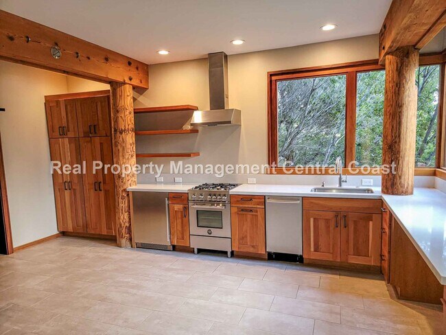 Building Photo - AVAILABLE NOW - Beautiful Studio With Views