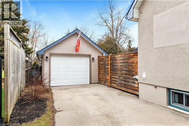 Building Photo - 529 Simcoe St
