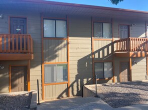 Building Photo - 582 E Spruce Dr