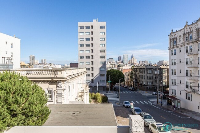 Building Photo - Pacific Heights: Spacious Corner Apartment...