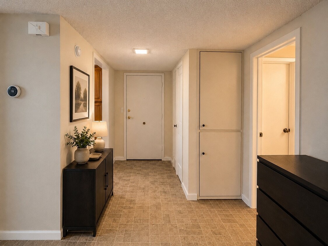 Building Photo - 6712 Hillpark Dr