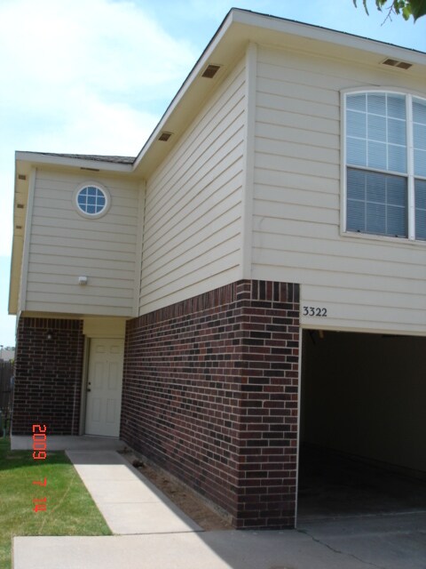 Foto del edificio - 3320-3322 Ridgecrest Cir