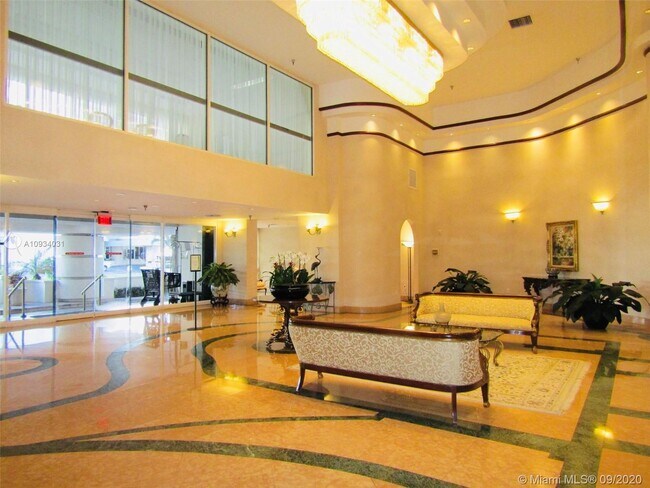 Foto del edificio - 5757 Collins Ave