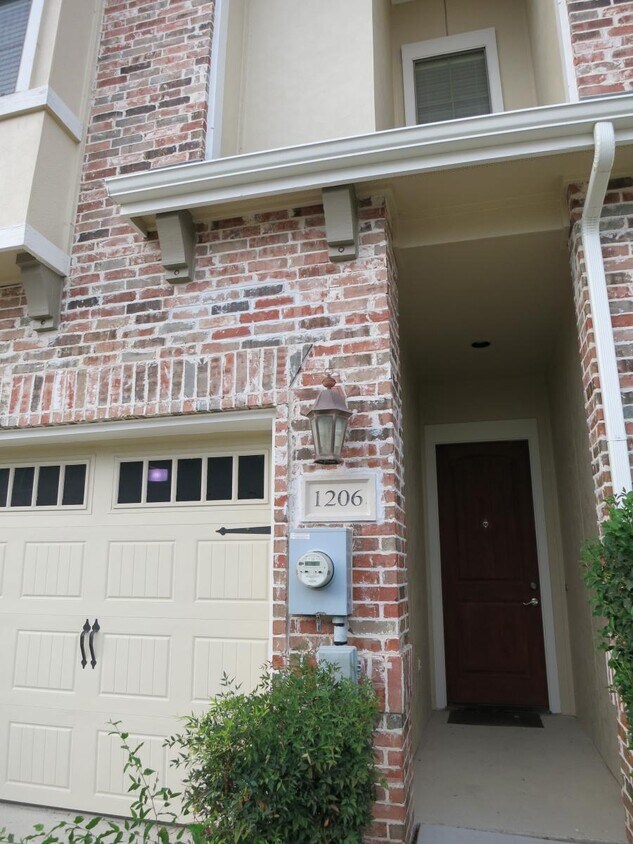 Primary Photo - 1206 Emerald Glen