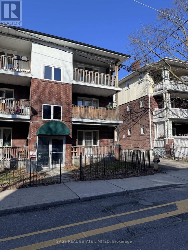 Building Photo - 302 Sumach St