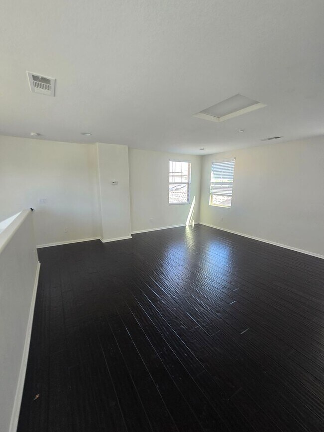 Building Photo - Large 3 Bed 2.5 Bath