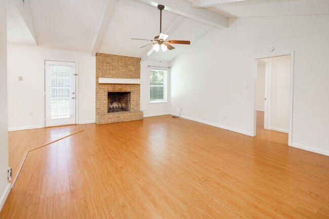 Foto del edificio - AUGUST PRE-LEASE!  Spacious 3 Bedroom 2 Bathroom House on Corner Lot