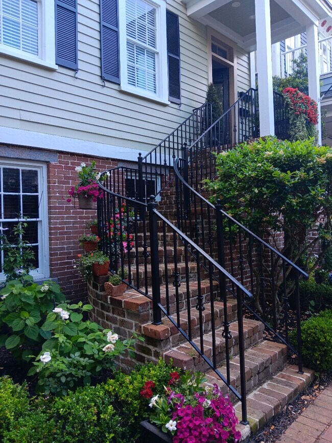 Building Photo - 203 W Waldburg St