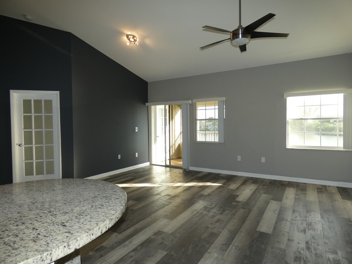 Primary Photo - 2811 N Oakland Forest Dr
