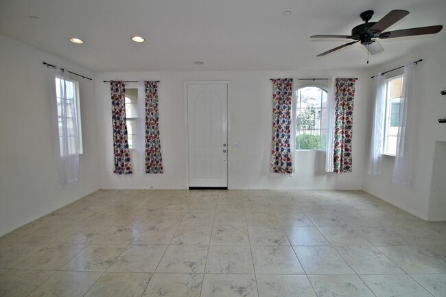 Foto del edificio - Oxnard | 3 bed + 2.5 bath single-family ho...