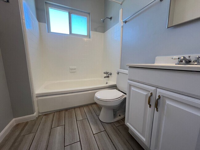 Foto del edificio - 2 Bed 1 Bath, 1 Car garage and W/D Hookups!