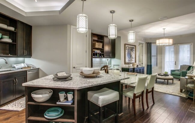 Building Photo - 2303 Mid Ln