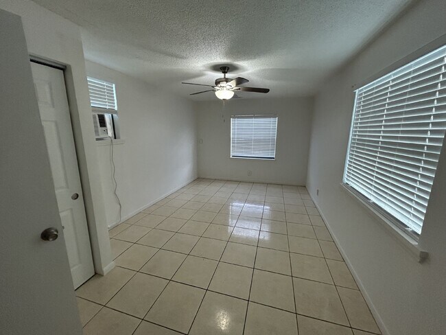 Foto del edificio - "Charming 3-Bedroom Home in St. Petersburg with Spacious 1,199 Sq Ft Layout!"