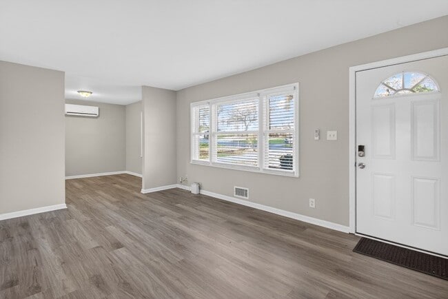 Building Photo - 586 Oakside Dr SW