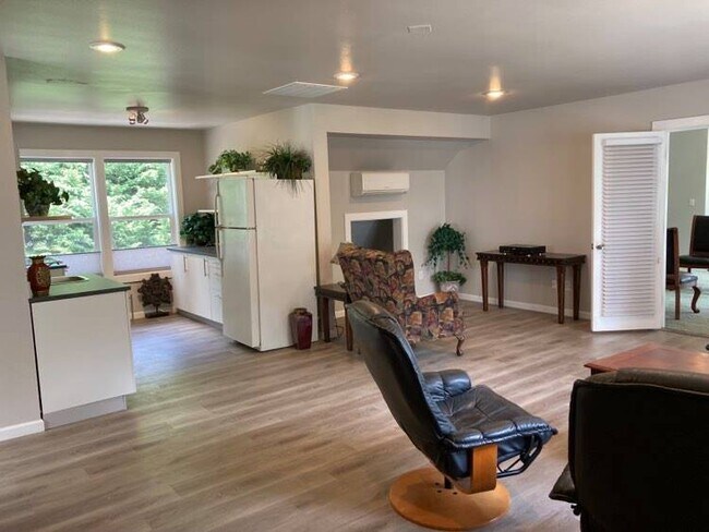 Great with TV Nook - 10609 44th Ave E