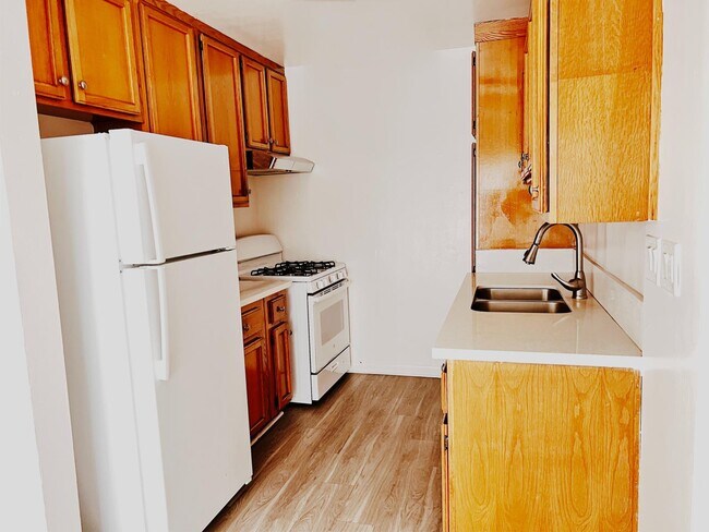 Building Photo - 1018 N El Centro Ave