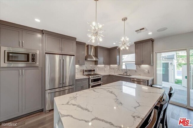 Building Photo - 4 br, 5 bath House - 15239 La Maida St