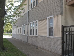 Building Photo - 3900 W Diversey Ave