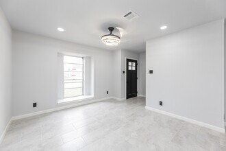 Building Photo - 1109 E Columbia Ln