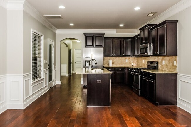 Building Photo - Adorable 4 Bedroom Home