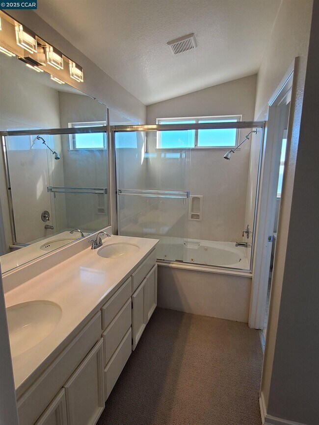 Foto del edificio - 34 Shorewood Ct