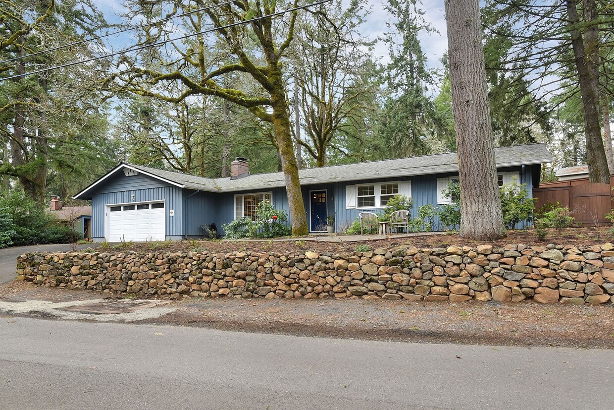 Primary Photo - Quaint Remodeled Ranch in Lake Oswego