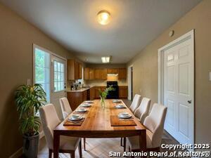 Foto del edificio - 243 Storeywood Dr