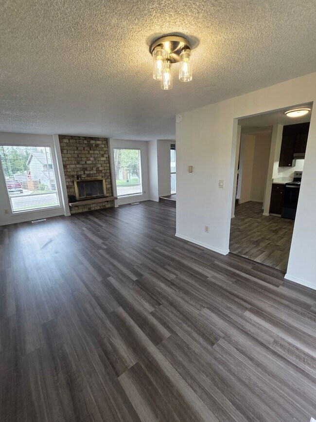 Building Photo - Kent East Hill - 3 bedroom 1.5 bath tri-level home - newly remodeled.  Available NOW!
