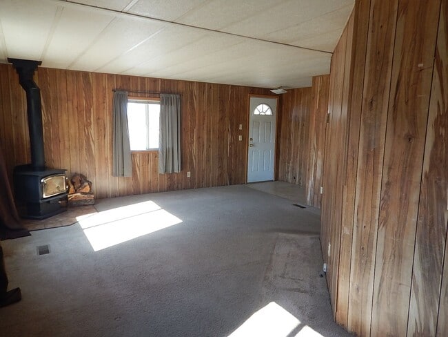 Building Photo - 2 Bedroom Manufactured on South End of Prineville, Close to Hospital - Available Mid May!
