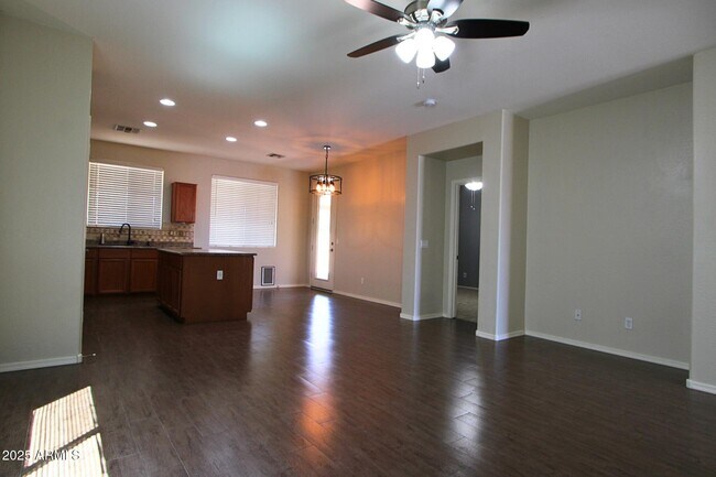 Foto del edificio - 1554 E Prickly Pear Pl