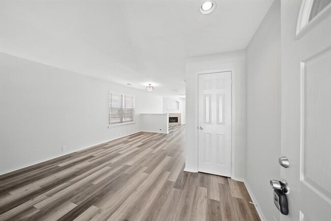 Building Photo - 5826 Kenwood