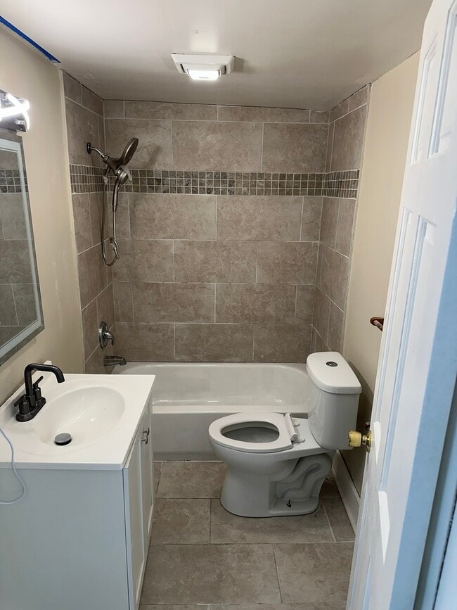 Building Photo - 554 W Station St