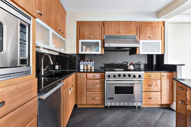 Building Photo - Bright and Open Luxury 2 Bedroom