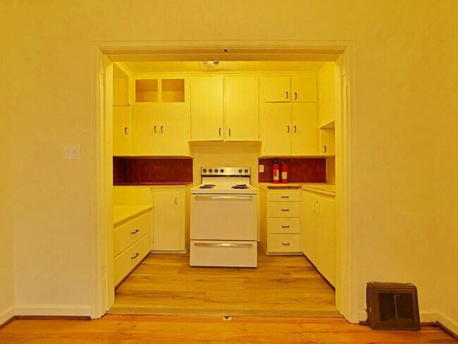 Foto del edificio - 1 Bedroom Triplex ~ Close to Campus ~ Cat ...