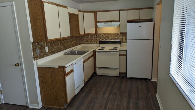 Building Photo - 3 Bedroom 1.5 Bath Townhouse in Kentwood