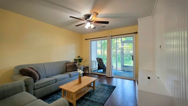 Building Photo - 1258 River Oaks Dr