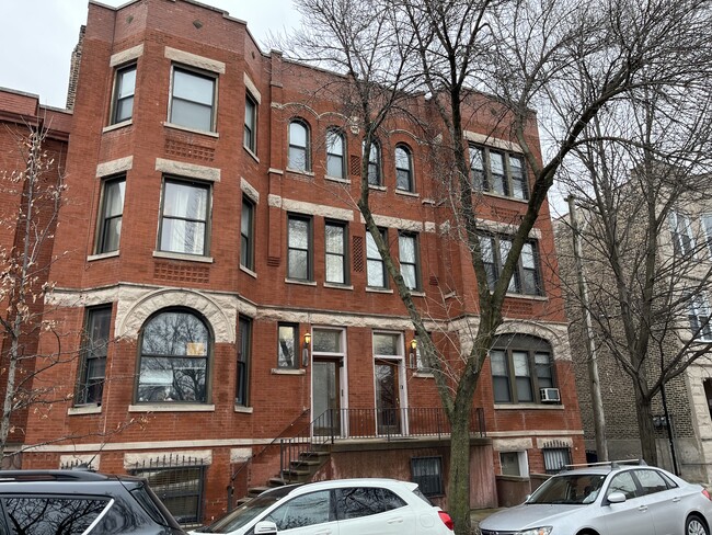 2 bedroom 1 bath apartment - 921 S Laflin St